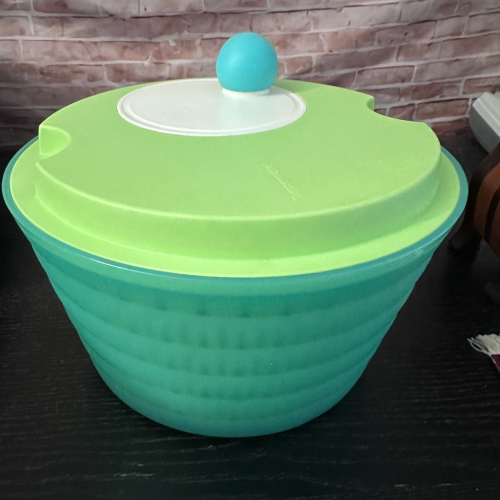 Tupperware Blue and Lime Green 4.5 Liter Spin 'N Save Salad Spinner #3776B-2